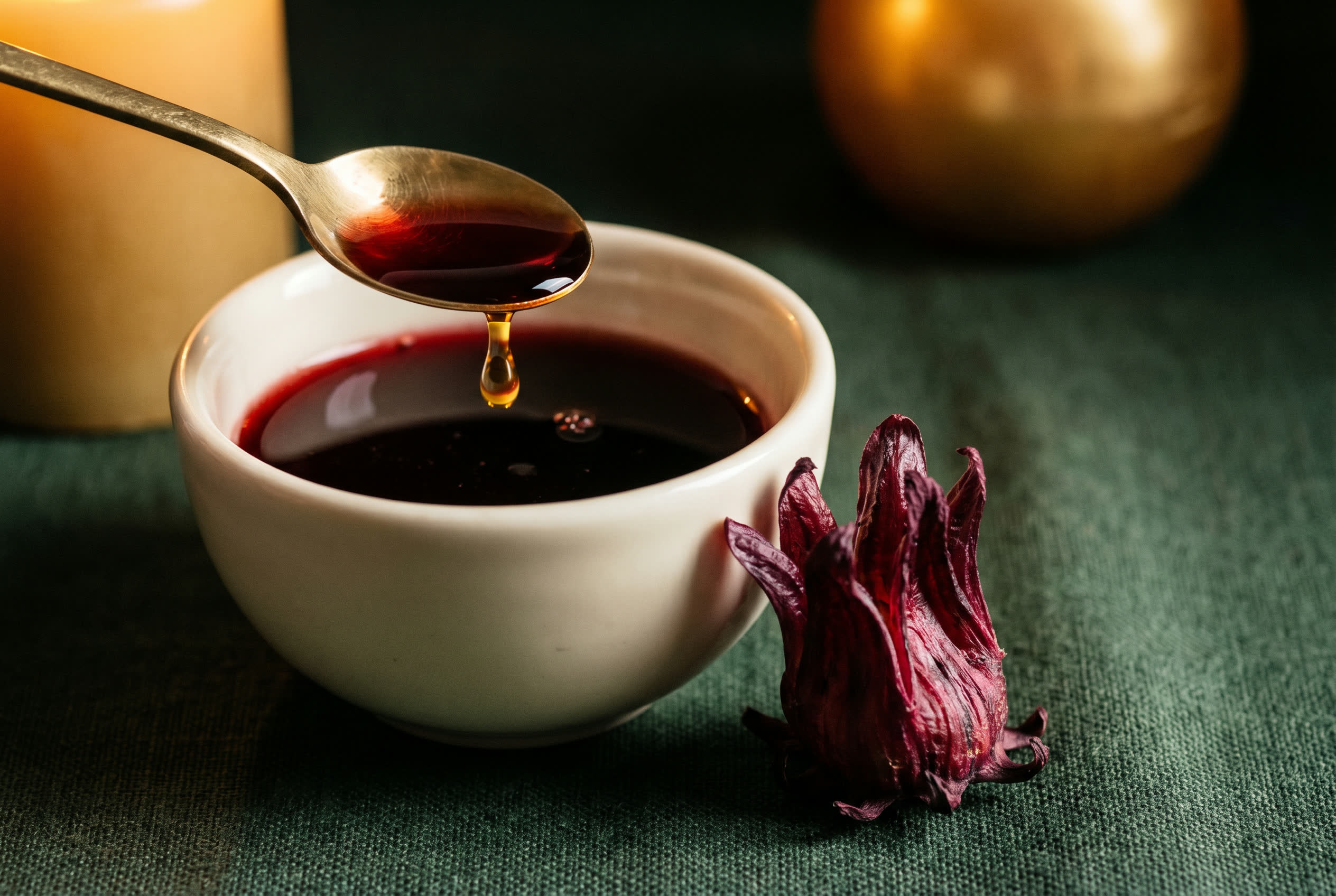 D&eacute;tail sensoriel &mdash; geste, garniture ou composition florale de la soir&eacute;e Incarnat