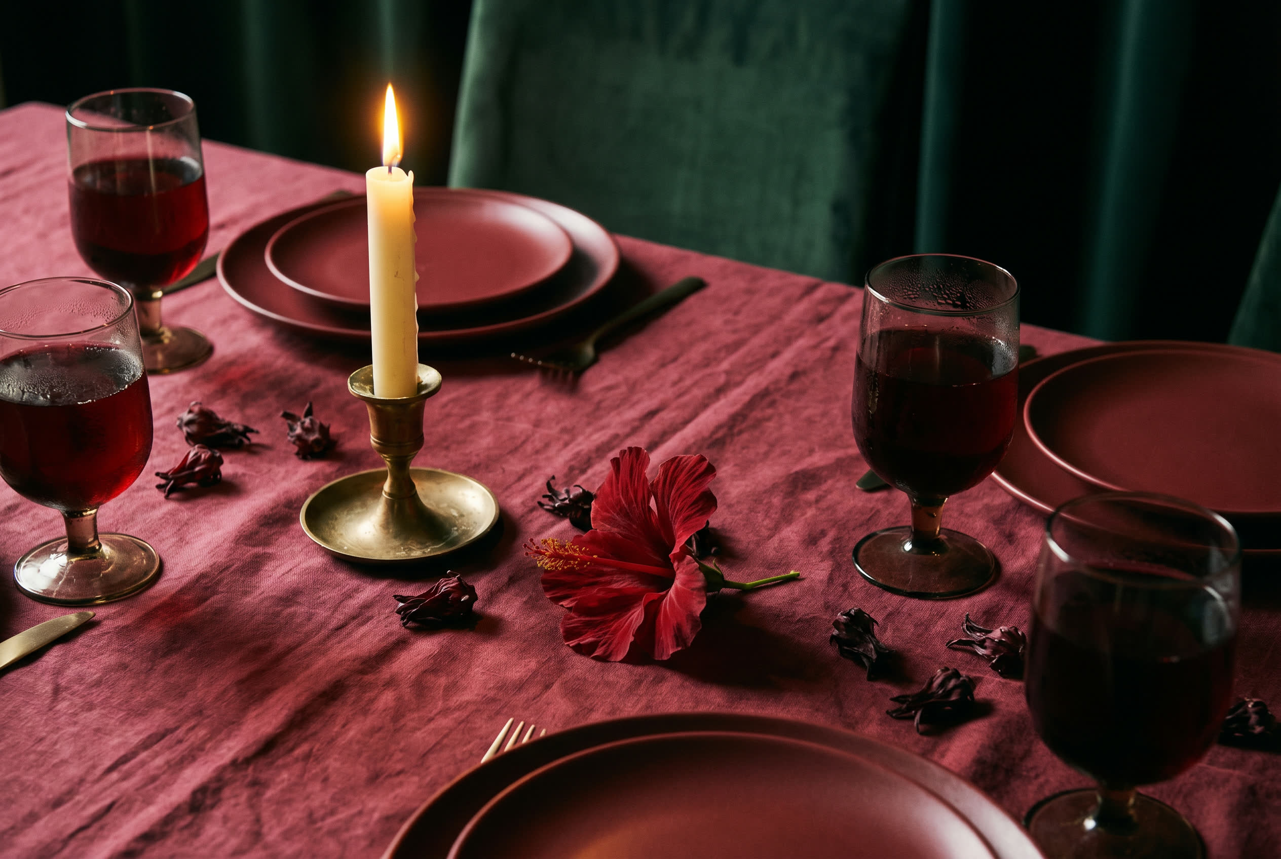 Table dress&eacute;e pour la soir&eacute;e Incarnat &mdash; lumi&egrave;re de soir&eacute;e, vaisselle et calices d'hibiscus
